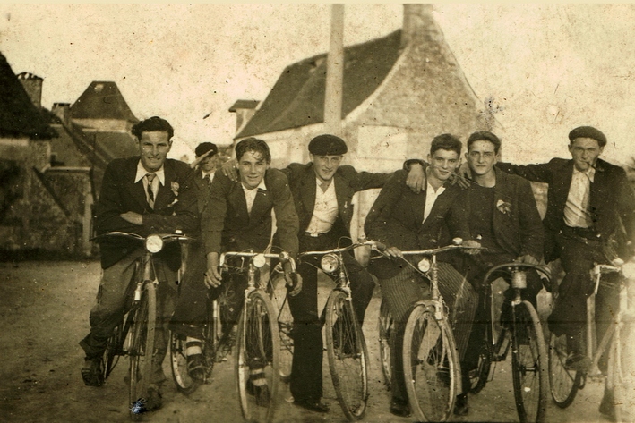 Sourzat_cyclistes vers 1945.jpg